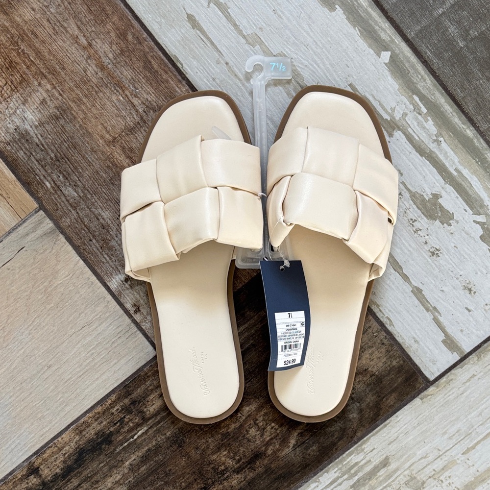 Target’s Universal Thread Cream Slide Sandals